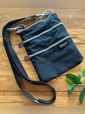 Baggallini Black Comrade 3-Zip Crossbody Bag EUC